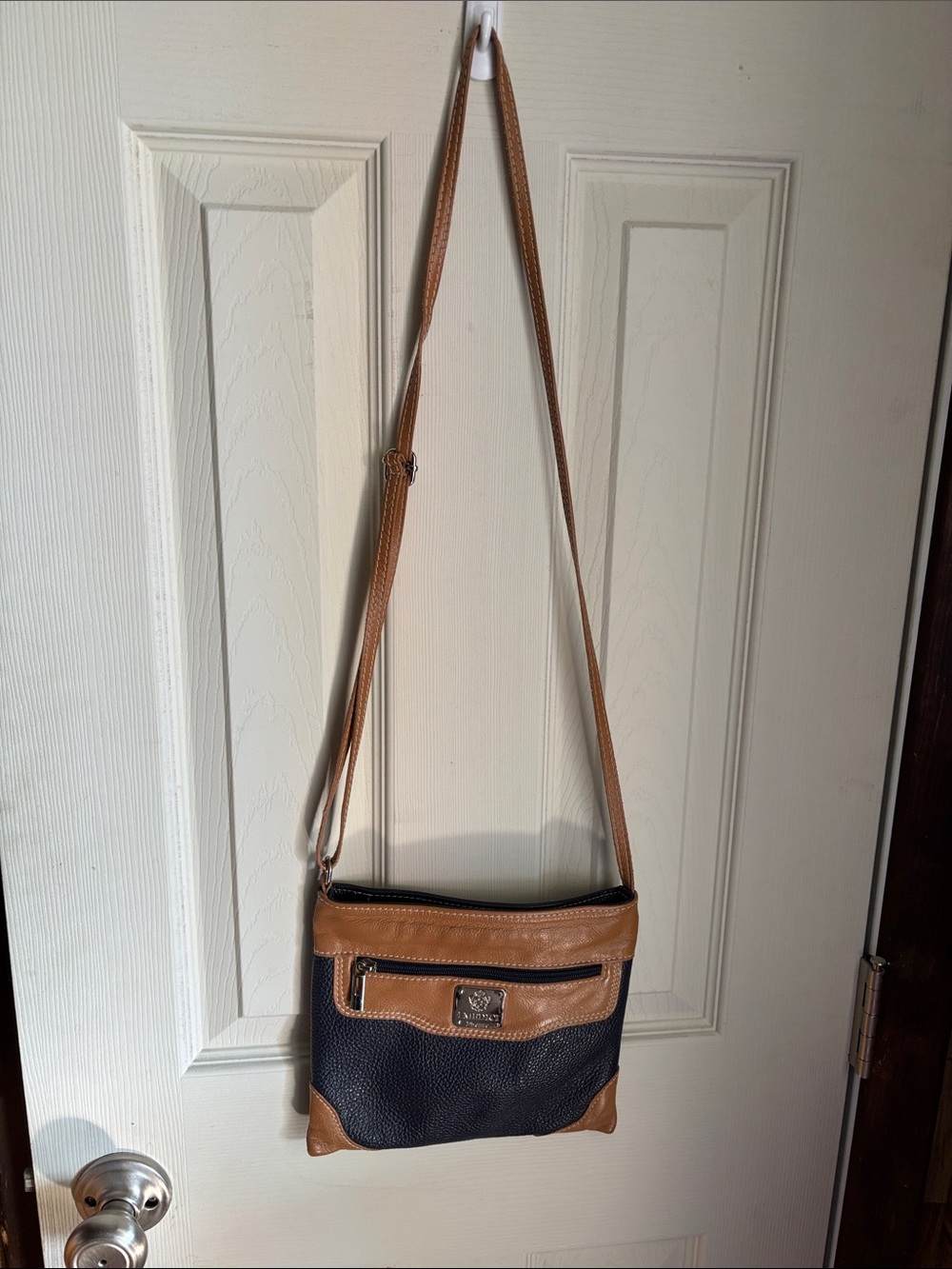 I MEDICI FIRENZE Two-Tone Blue and Tan Crossbody Bag with Front Zip Pocket